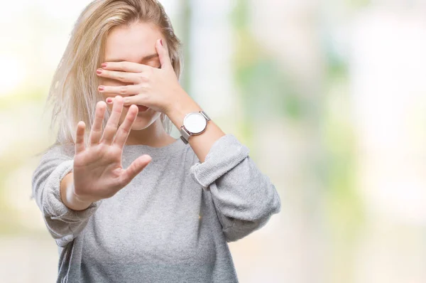 Mujer Rubia Joven Sobre Fondo Aislado Cubriendo Los Ojos Con — Foto de Stock