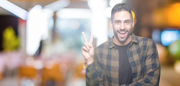 Joven Hombre Guapo Sobre Fondo Aislado Sonriendo Con Cara Feliz — Foto de Stock