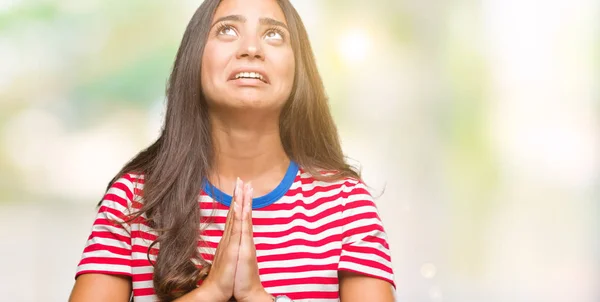 Fiatal Gyönyörű Arab Kolduló Imádkozik Együtt Remény Kifejezés Rendkívül Érzelmes — Stock Fotó