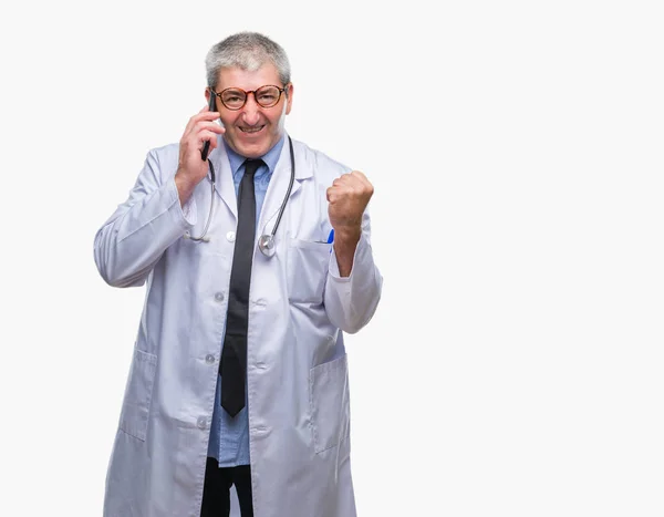 Hombre Guapo Médico Senior Hablando Smarpthone Sobre Fondo Aislado Gritando —  Fotos de Stock