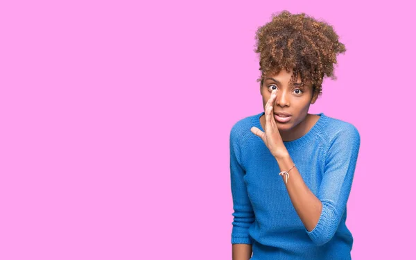 Mooie Jonge African American Vrouw Geïsoleerde Achtergrond Hand Mond Vertellen — Stockfoto