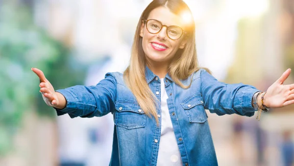 Jonge Mooie Vrouw Het Dragen Van Een Bril Geïsoleerde Achtergrond — Stockfoto