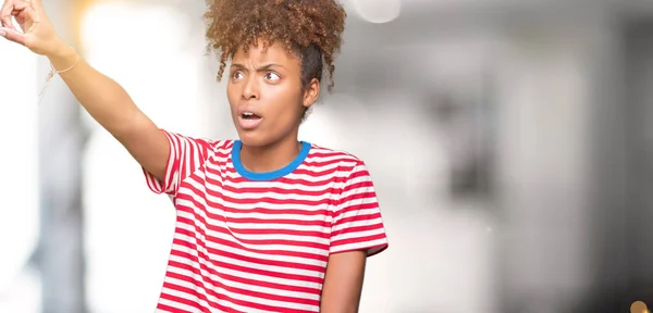 Linda Jovem Afro Americana Sobre Fundo Isolado Apontando Com Dedo — Fotografia de Stock