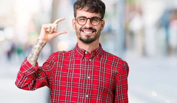 Homem Bonito Jovem Vestindo Óculos Sobre Fundo Isolado Sorrindo Gestos — Fotografia de Stock