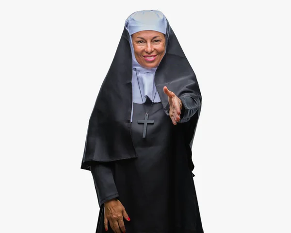 Старшая Христианская Католическая Монахиня Среднего Возраста Изолированном Фоне Улыбается Дружелюбно — стоковое фото