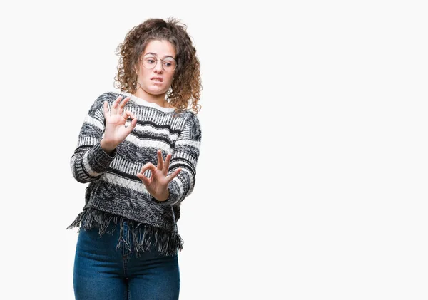 Mooie Brunette Krullend Haar Jong Meisje Met Bril Geïsoleerde Achtergrond — Stockfoto