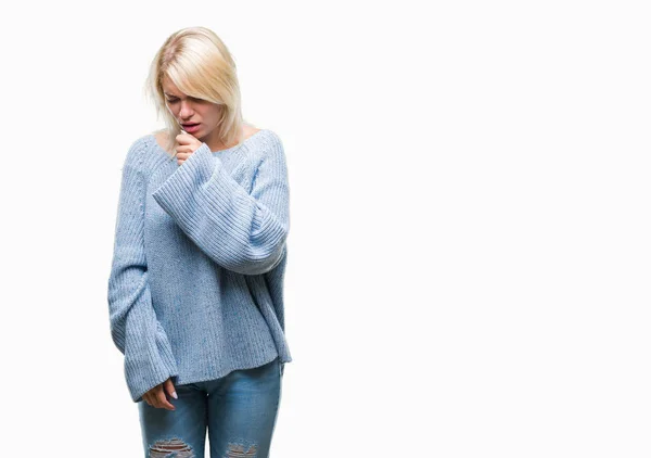 年轻美丽的金发碧眼的女人穿着冬季毛衣在孤立的背景感到不舒服和咳嗽作为感冒或支气管炎的症状 医疗理念 — 图库照片