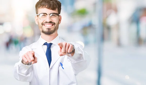 Jeune Scientifique Professionnel Homme Vêtu Manteau Blanc Sur Fond Isolé — Photo