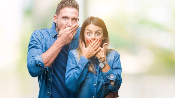 Pareja Joven Enamorada Sobre Fondo Aislado Sorprendió Cubriendo Boca Con — Foto de Stock