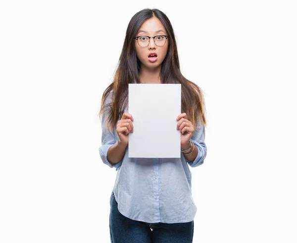 Ung Asiatisk Kvinna Hålla Blankt Papper Över Isolerade Bakgrund Rädd — Stockfoto