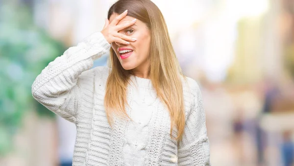 Mooie Jongedame Casual Witte Trui Geïsoleerde Achtergrond Gluren Schok Voor — Stockfoto