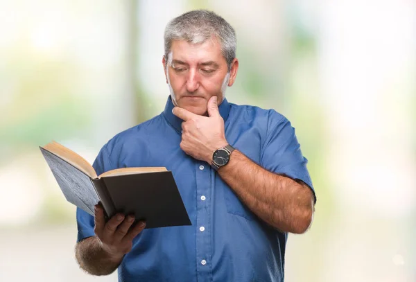 Bello Anziano Insegnante Uomo Leggendo Libro Sfondo Isolato Faccia Seria — Foto Stock