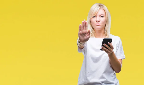 Jonge Mooie Blonde Vrouw Met Smartphone Geïsoleerde Achtergrond Met Open — Stockfoto