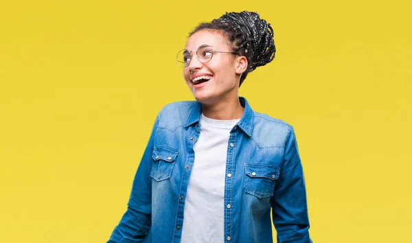 Joven Chica Afroamericana Trenzada Con Gafas Sobre Fondo Aislado Mirando —  Fotos de Stock