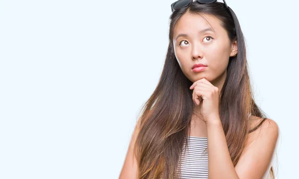 Young Asian Woman Wearing Sunglasses Isolated Background Hand Chin Thinking — Stock Photo, Image