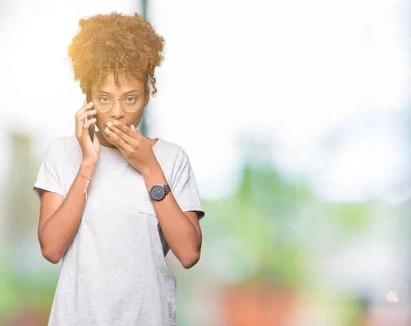Genç Afro Amerikan Kadın Smartphone Izole Arka Kapak Ağız Ile — Stok fotoğraf