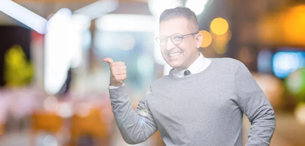 Empresarios Mediana Edad Árabe Hombre Con Gafas Sobre Fondo Aislado — Foto de Stock