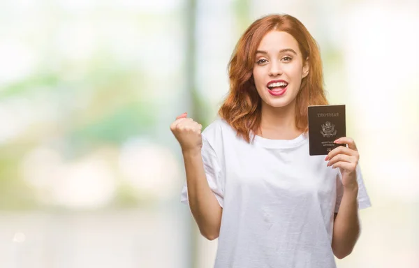 Jovem Bela Mulher Segurando Passaporte Estados Unidos América Sobre Fundo — Fotografia de Stock