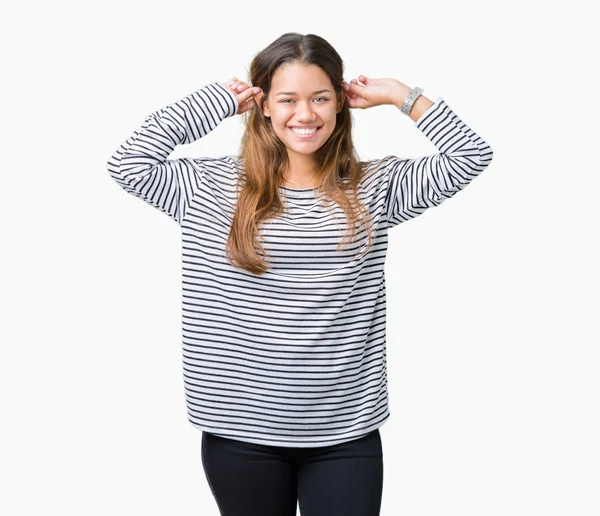 Jonge Mooie Brunette Vrouw Strepen Trui Dragen Geïsoleerd Achtergrond Smiling — Stockfoto