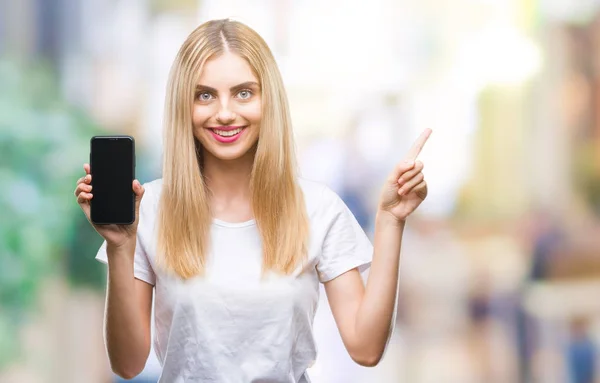 Jonge Mooie Blonde Vrouw Toont Smartphone Geïsoleerde Achtergrond Erg Blij — Stockfoto