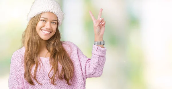 Giovane Bella Donna Bruna Indossa Maglione Cappello Invernale Sfondo Isolato — Foto Stock