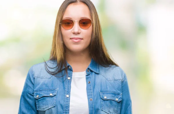 Junge Schöne Kaukasische Frau Mit Sonnenbrille Über Isoliertem Hintergrund Mit — Stockfoto