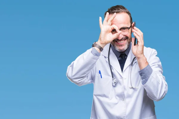 Mezza Età Anziano Hoary Medico Uomo Parlando Smartphone Sfondo Isolato — Foto Stock