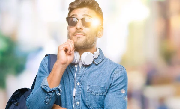 Jovem Turista Bonito Vestindo Fones Ouvido Mochila Sobre Fundo Isolado — Fotografia de Stock