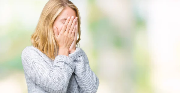 Mooie Jonge Vrouw Winter Trui Dragen Geïsoleerde Achtergrond Met Trieste — Stockfoto