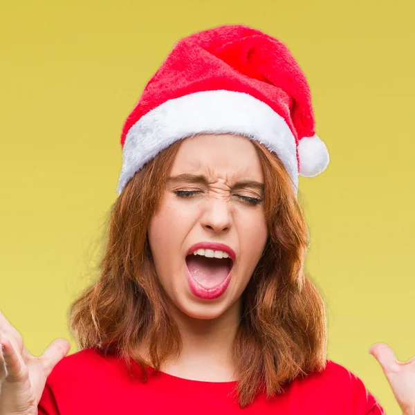 狂牛病と腕との成功のために狂気を祝うクリスマス帽子をかぶっている孤立した背景に若くてきれいな女性は 発生し 叫んで興奮して目を閉じた 勝者の概念 — ストック写真