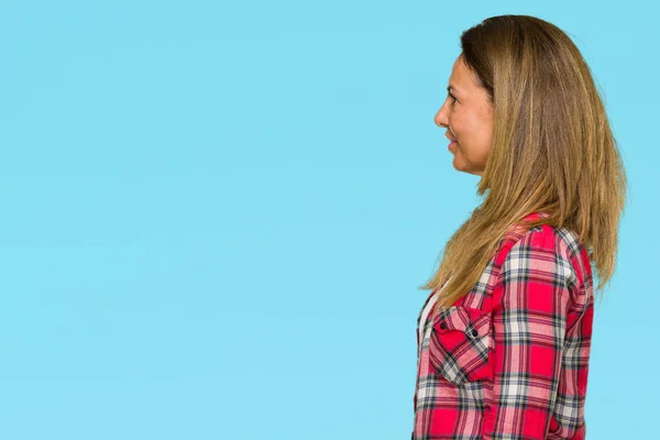 Взрослая Женщина Средних Лет Носить Повседневную Рубашку Изолированном Фоне Глядя — стоковое фото