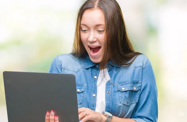 Jovem Caucasiana Usando Laptop Sobre Fundo Isolado Assustado Choque Com — Fotografia de Stock