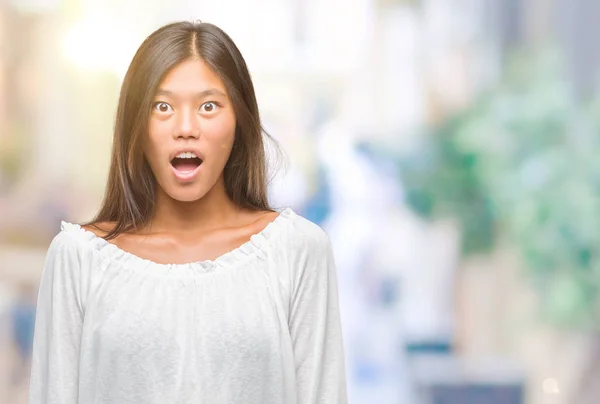 Jonge Aziatische Vrouw Geïsoleerde Achtergrond Bang Geschokt Met Verrassing Expressie — Stockfoto