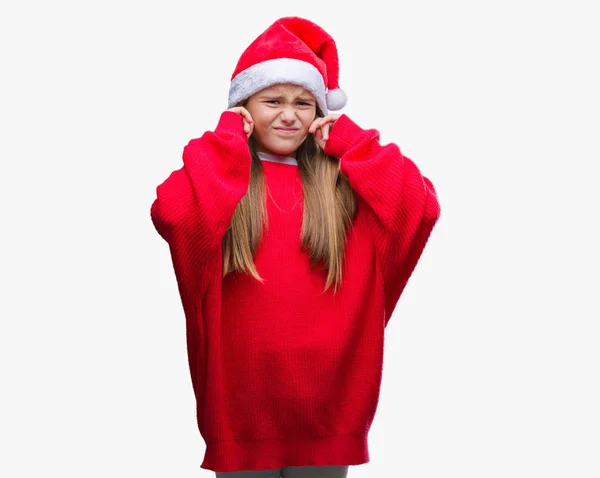 Молодая Красивая Девушка Рождественской Шляпе Изолированном Фоне Закрывает Уши Пальцами — стоковое фото