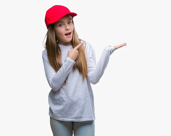 Joven Hermosa Chica Con Gorra Roja Fondo Aislado Sorprendido Sonriendo —  Fotos de Stock