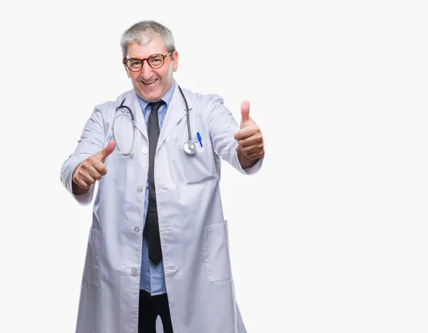 Bello Anziano Medico Uomo Sfondo Isolato Approvare Facendo Gesto Positivo — Foto Stock