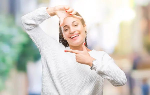 若い笑顔の幸せそうな顔で指と手作りフレーム分離の背景に冬のセーターを着て髪アフリカ系アメリカ人女の子の編組 創造性と写真のコンセプト — ストック写真