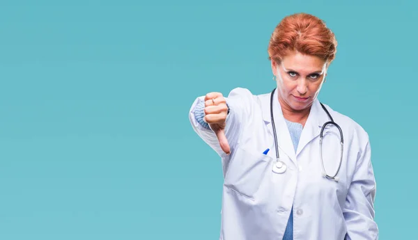 高级白种人医生妇女穿着医疗制服在孤立的背景看起来不高兴和愤怒 表现出拒绝和负面的大拇指向下的姿态 错误的表达 — 图库照片