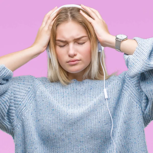 Mujer Caucásica Joven Escuchando Música Con Auriculares Sobre Fondo Aislado —  Fotos de Stock