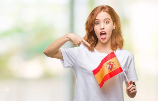 Молодая Красивая Женщина Флагом Испании Изолированном Фоне Счастливы Указывая Рукой — стоковое фото