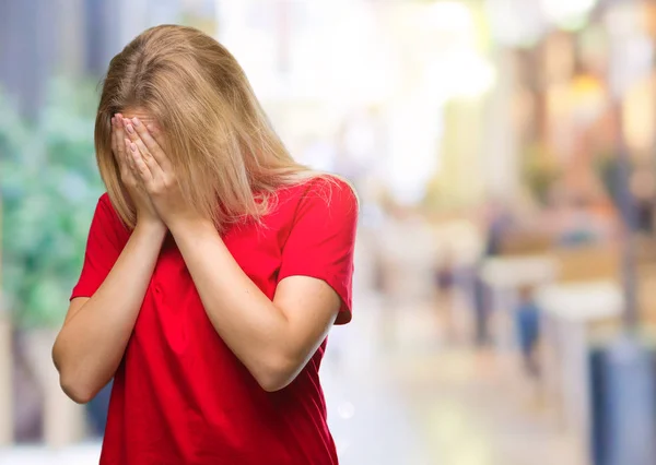 年轻的白种女人在孤立的背景与悲伤的表情覆盖脸与手哭泣时 抑郁症概念 — 图库照片