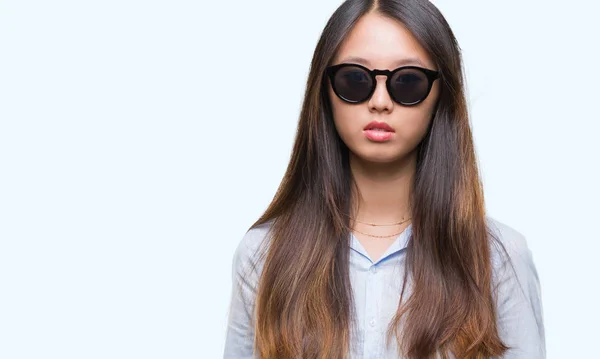 Młoda Azjatka Kobietę Okularach Przeciwsłonecznych Białym Tle Poważną Miną Twarzy — Zdjęcie stockowe