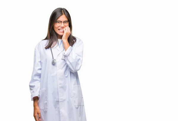 Unga Asiatiska Läkare Kvinna Över Isolerade Bakgrund Ser Stressad Och — Stockfoto