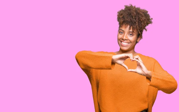 Linda Jovem Afro Americana Sobre Fundo Isolado Sorrindo Amor Mostrando — Fotografia de Stock