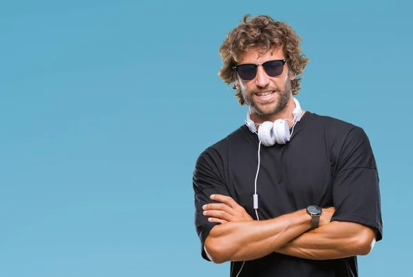 Bello Ispanico Uomo Ascoltare Musica Indossando Cuffie Sfondo Isolato Volto — Foto Stock