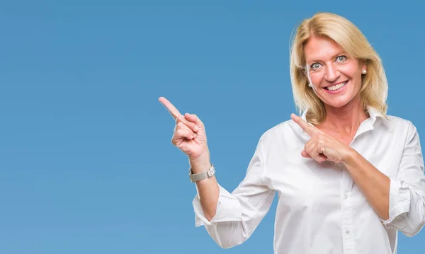 Blonde Geschäftsfrau Mittleren Alters Über Isoliertem Hintergrund Lächelnd Und Mit — Stockfoto