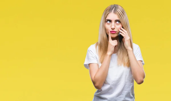 Unga Vackra Blonda Kvinnan Talar Med Smartphone Isolerade Bakgrund Allvarligt — Stockfoto