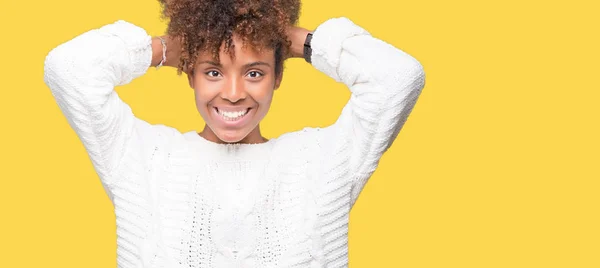 Mooie Jonge African American Vrouw Winter Trui Dragen Geïsoleerd Achtergrond — Stockfoto