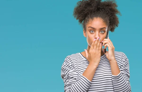 Junge Afroamerikanerin Telefoniert Über Isolierten Hintergrunddeckel Mund Mit Hand Schockiert — Stockfoto