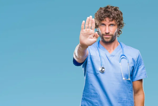 Guapo Cirujano Hispano Médico Sobre Fondo Aislado Haciendo Dejar Cantar — Foto de Stock